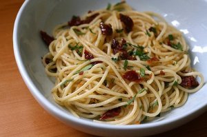 spaghetti-aglio-e-olio-with-sundried-tomatoes